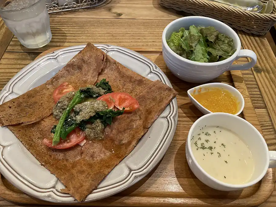 クレープリースタンドシャンデレールのガレットランチ