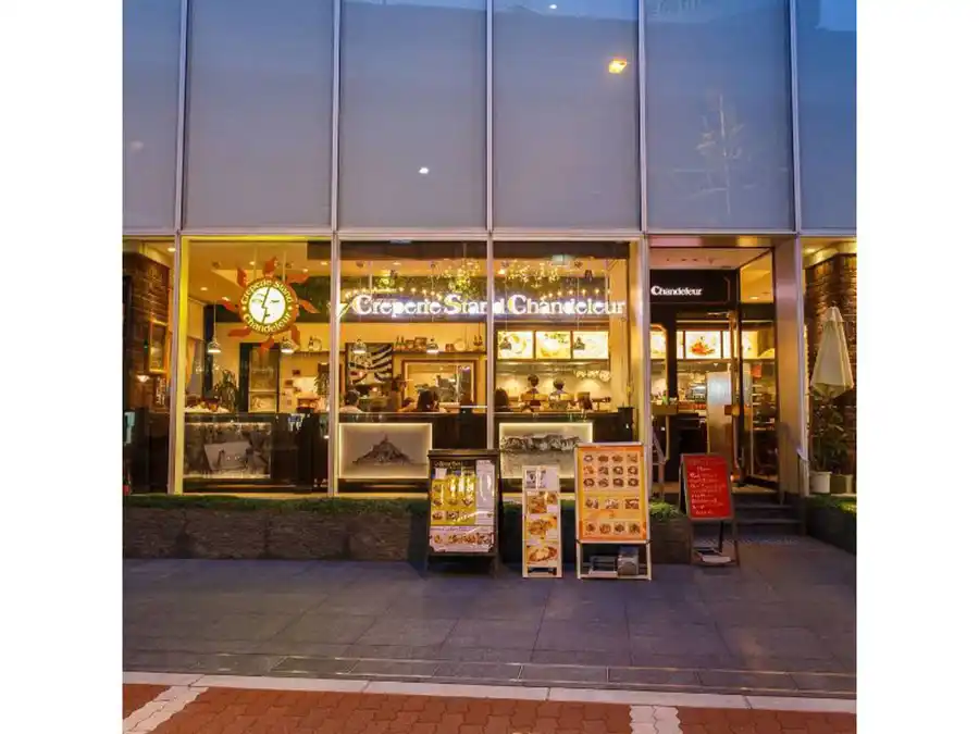 夜のクレープリースタンドシャンデレールの外観