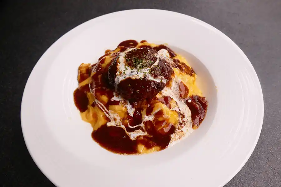 夜のクレープリースタンドシャンデレールのオムライス
