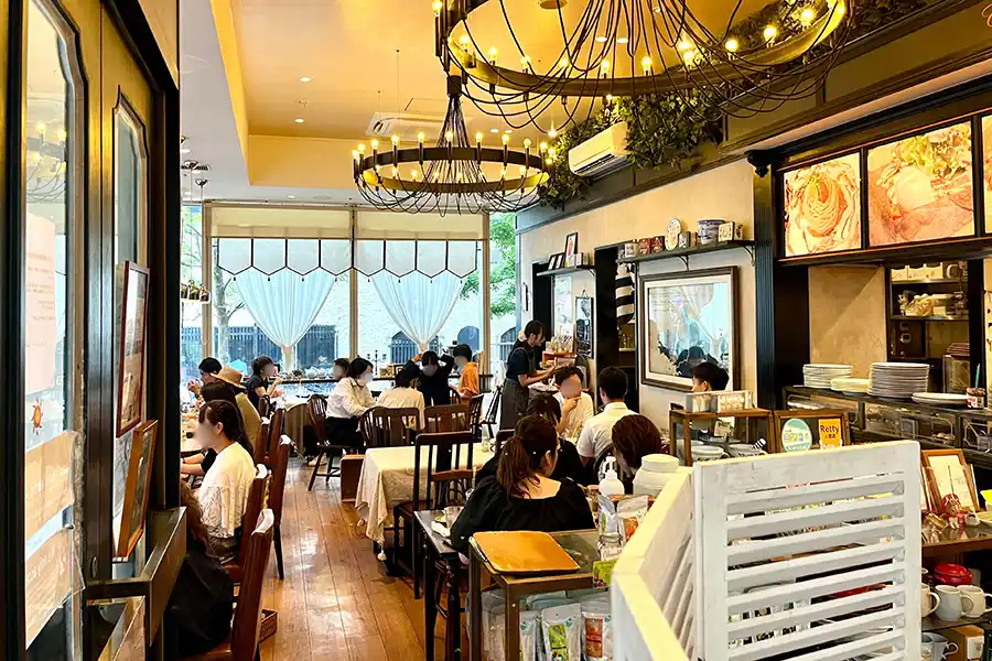 クレープリースタンドシャンデレールの店内