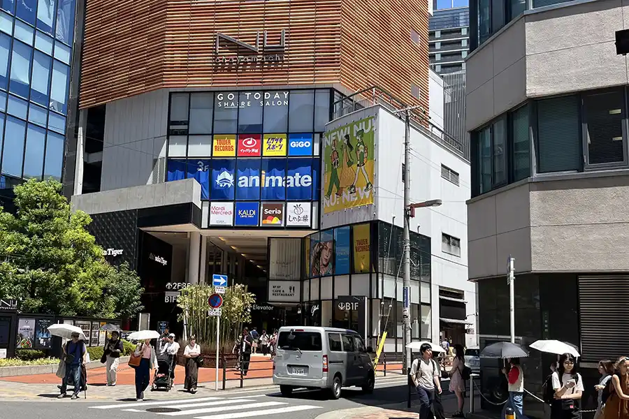 クレープリースタンドシャンデレールの目印NU茶屋町
