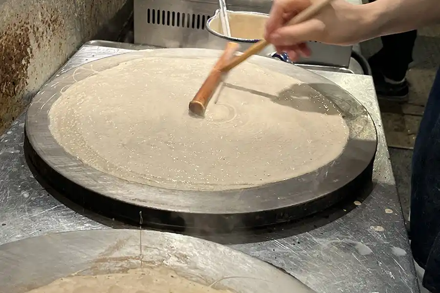 クレープリースタンドシャンデレールでガレットを焼く職人