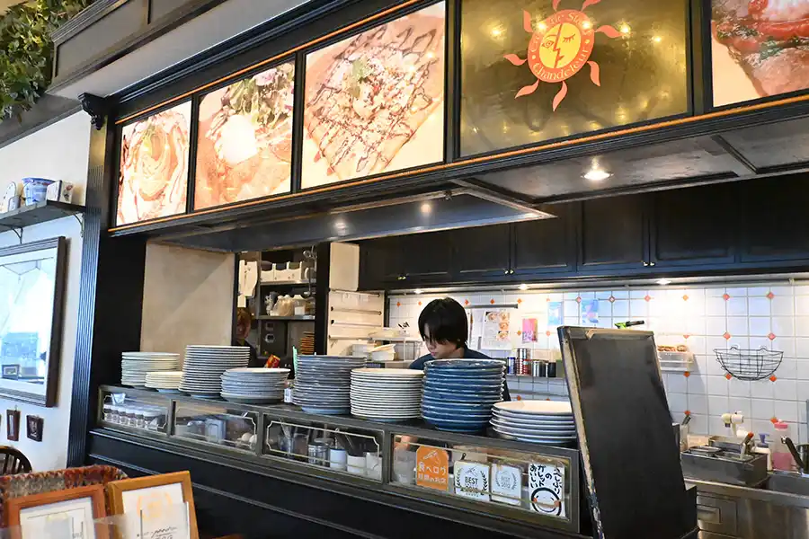 クレープリースタンドシャンデレールのキッチンカウンター
