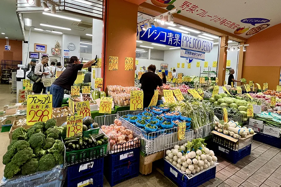 たくさんの野菜が並べられた天満市場の八百屋