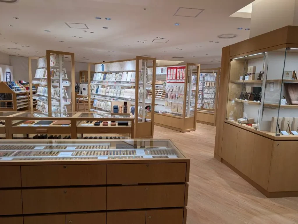 伊東屋の店内